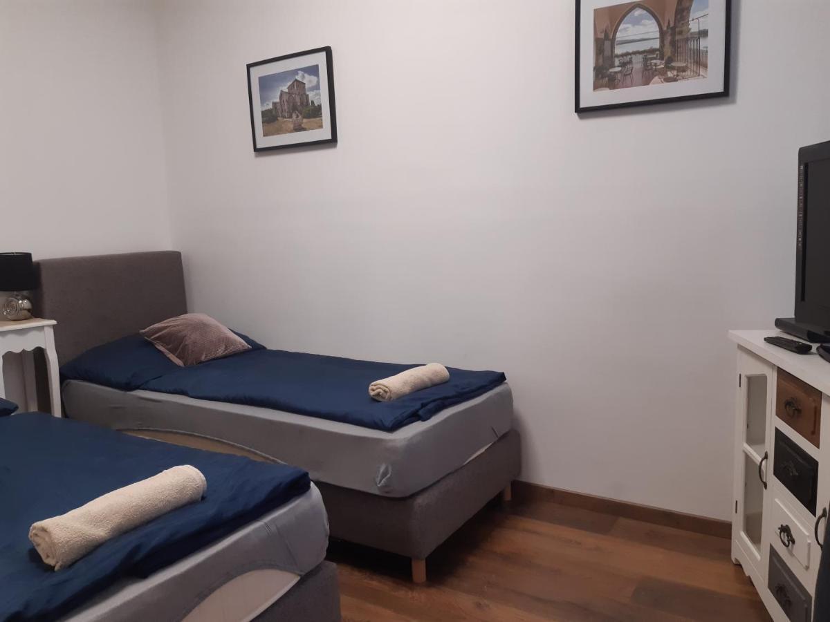 Váralja Apartman Tata Esterno foto
