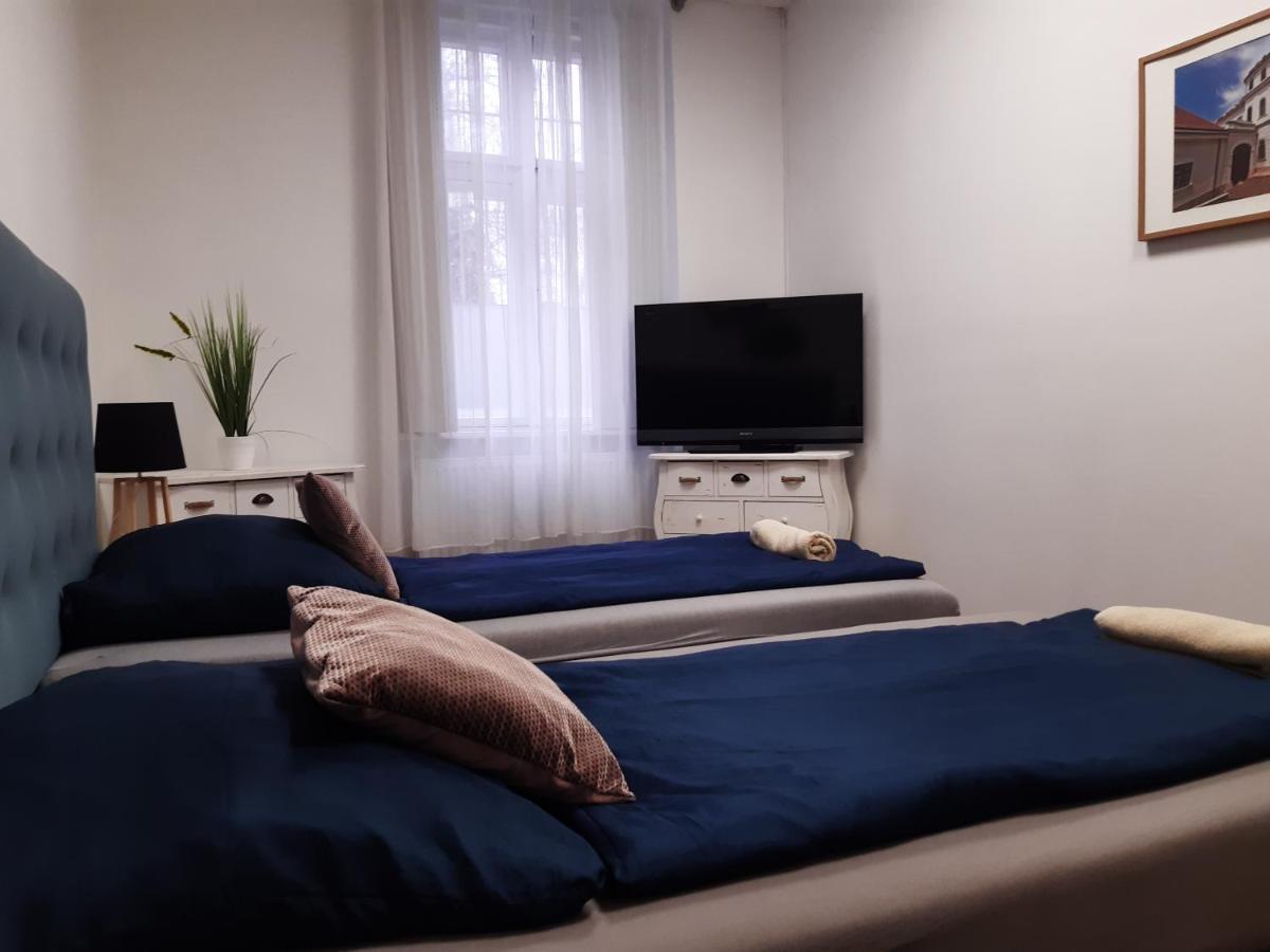 Váralja Apartman Tata Esterno foto