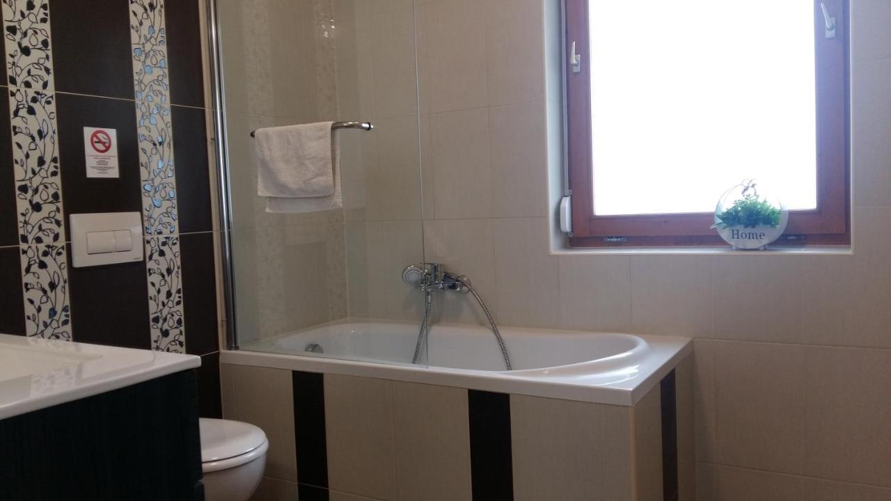 Váralja Apartman Tata Esterno foto